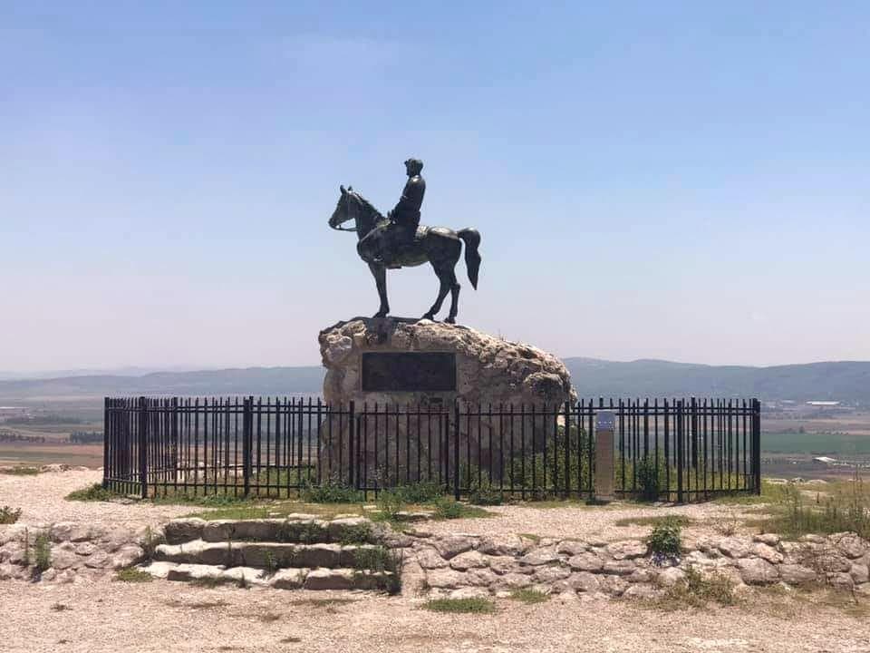 בית שערים ופסלו של אלכסנדר זייד