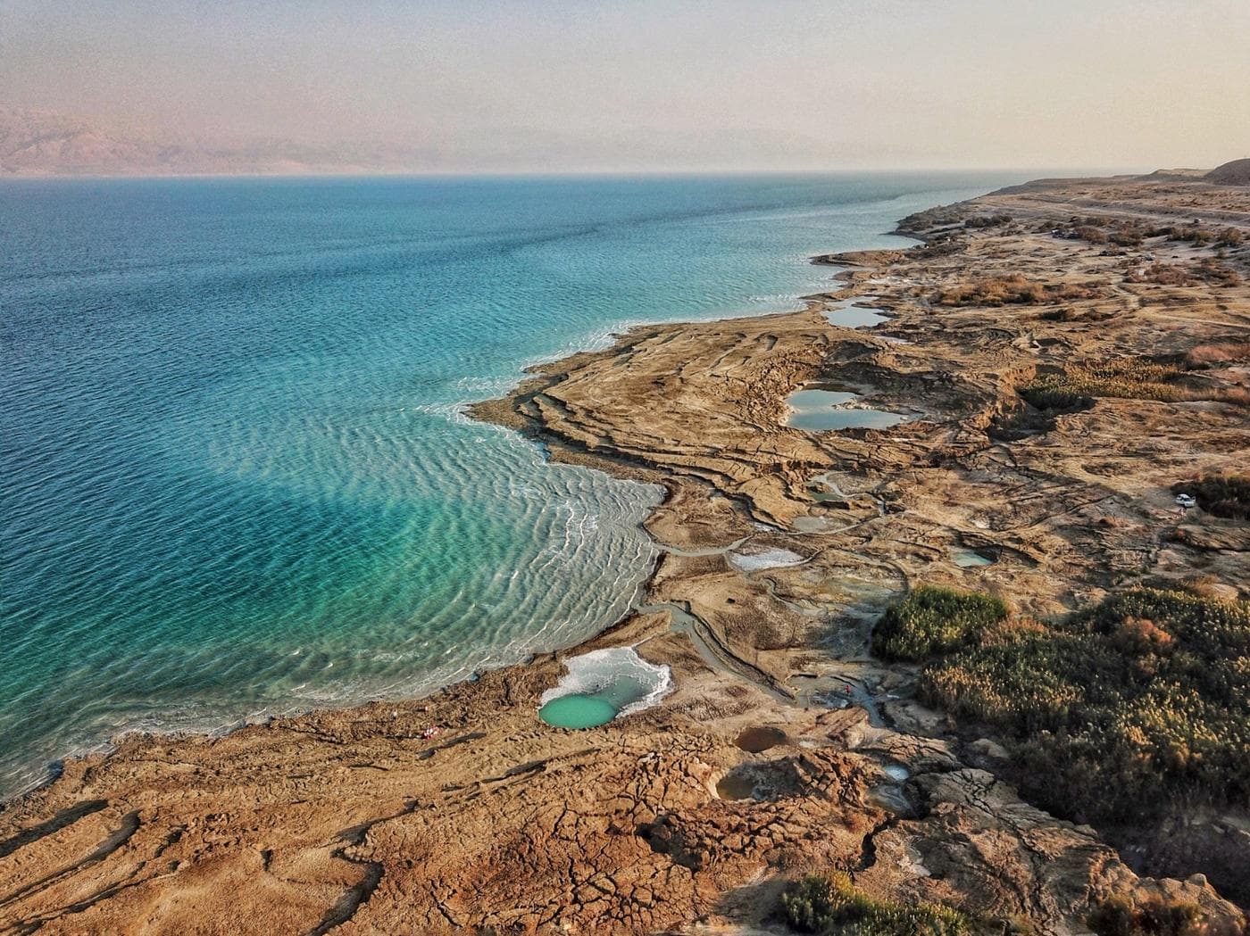 הבריכות הצבעוניות של ים המלח